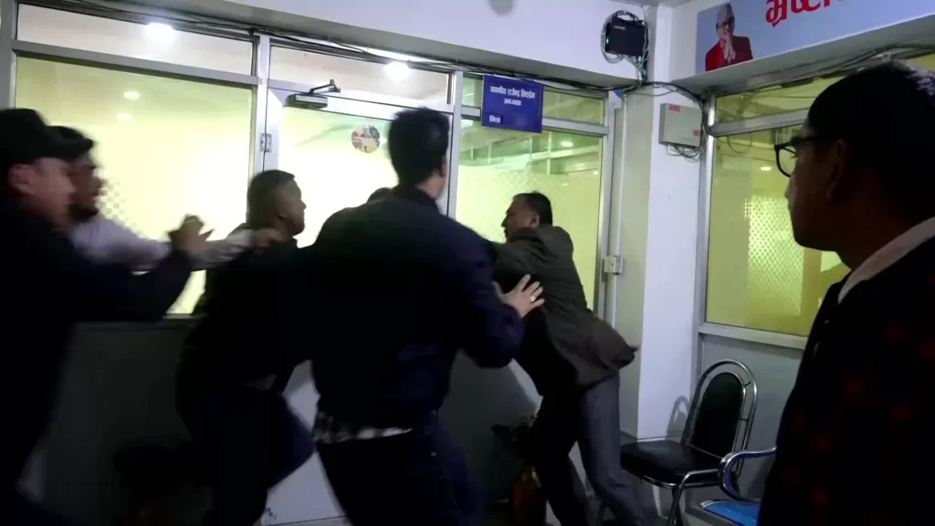 राप्रपा नेता श्रेष्ठमाथि पार्टी कार्यालयभित्रै हातपात