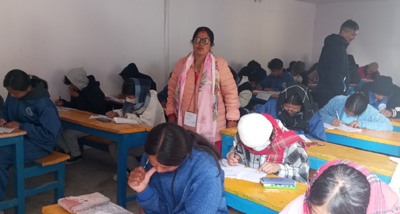 मनाङका एसइई परीक्षार्थी एउटै कोठामा