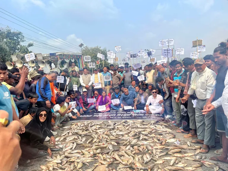 सर्लाहीका किसानद्वारा सडकमा माछा फालेर विरोध