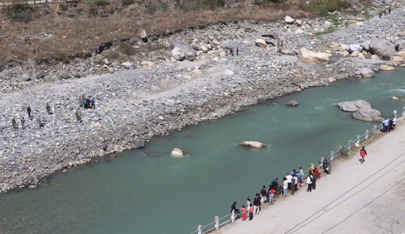 थुनुवालाई समात्न खोज्दा भीरबाट लडेर दार्चुलामा प्रहरी जवानको ज्यान गयो