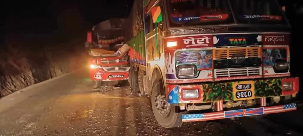 पोखरा जाँदै गरेको बस रोकिराखेको ट्रकमा ठोक्कियो