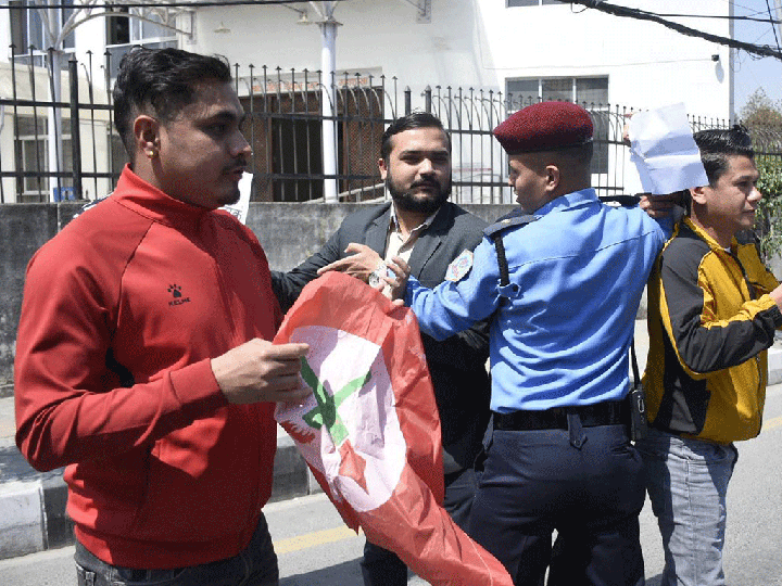 सिंहदरवार अगाडि नेविसंघको प्रदर्शन