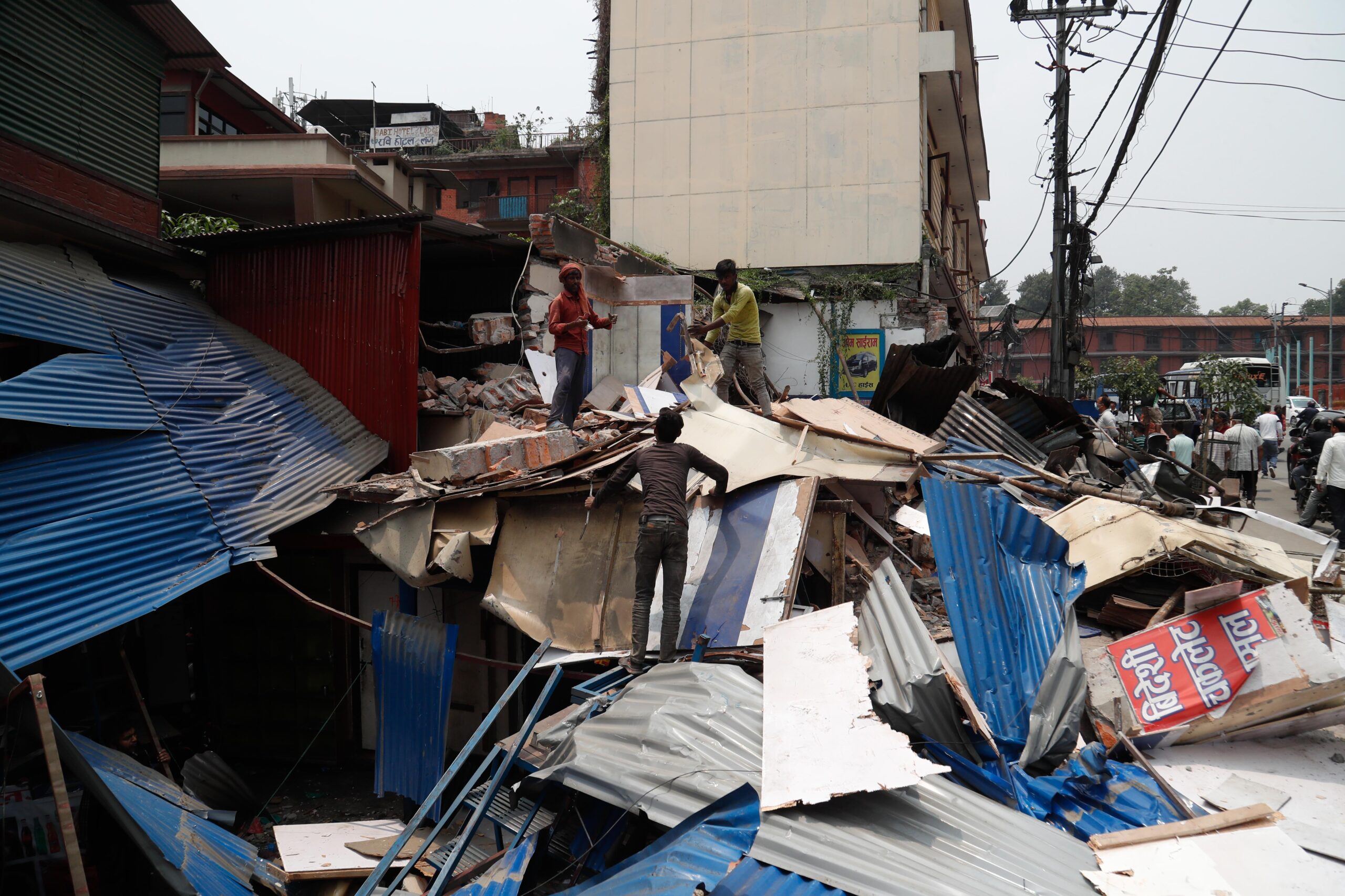 गौशालामा अतिक्रमण गरी बनाइएका घरमा काठमाडौं महानगरले चलायो डोजर
