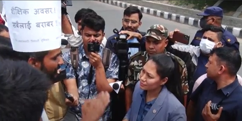 एकल प्रदर्शनकर्ता चापागाइँलाई भेटिन् शिक्षामन्त्रीले