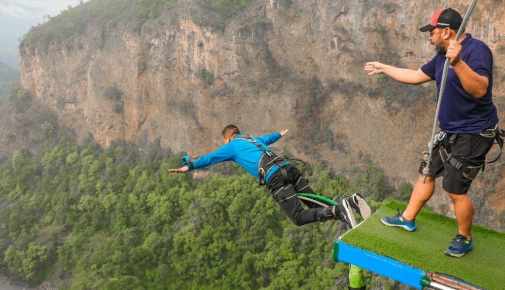 सशस्त्र प्रहरीका ४५ प्रशिक्षार्थी अधिकृतद्वारा कुश्मामा बञ्जीजम्प