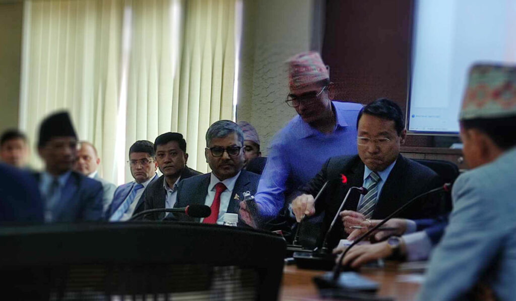 अर्थमन्त्री पुनको पत्रकार सम्मेलनमा गभर्नर अधिकारी पनि उपस्थित