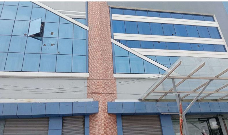 दुर्गा प्रसाईँका कार्यकर्ताद्धारा झापाको दुई बैंकमा तोडफोड