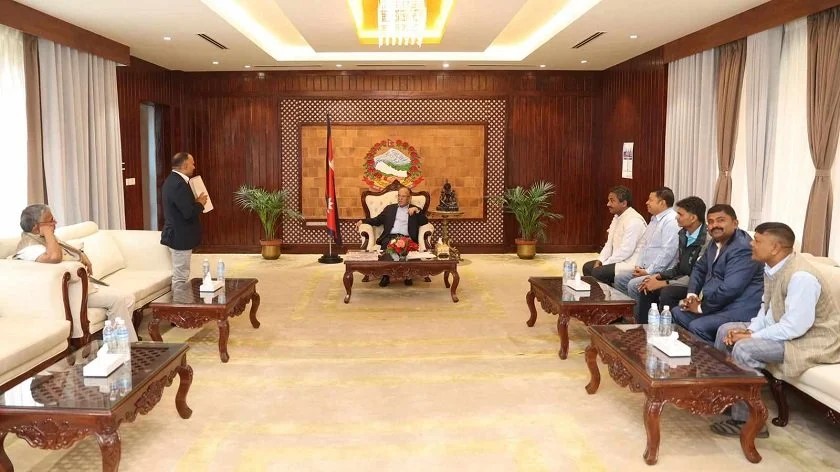 प्रधानमन्त्रीसँग कवाड व्यवसायीको गुनासो; हाम्रो व्यवसायमा काठमाण्डौ महानगरले अवरोध गर्यो