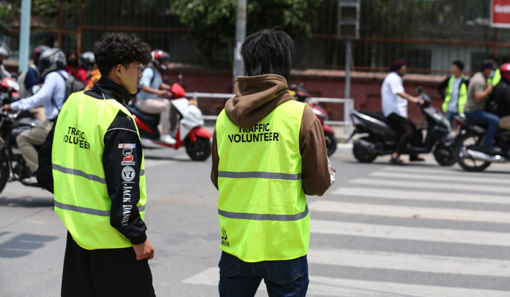 ट्राफिक कारबाहीमा परेकालाई प्रहरीले स्वयंसेवक बनाएर सडकमा खटायो