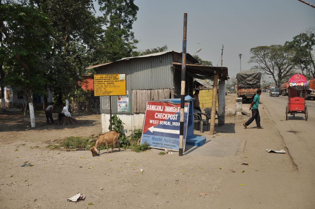 पूर्व-पश्चिम राजमार्ग स्तरोन्नति गरिँदै