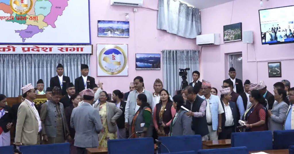 माओवादीको चुनाव चिह्नबाट निर्वाचित देवकोटाले पाण्डेलाई दिए विश्वासको मत