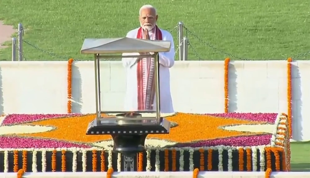 शपथ लिनुअघि मोदी पुगे महात्मा गान्धीको समाधिस्थल