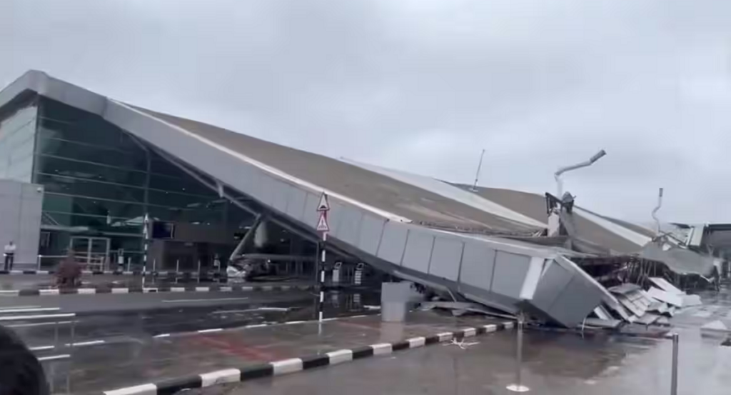 दिल्लीको विमानस्थलमा टर्मिनल भवनको छत खस्यो, ६ जना घाइते