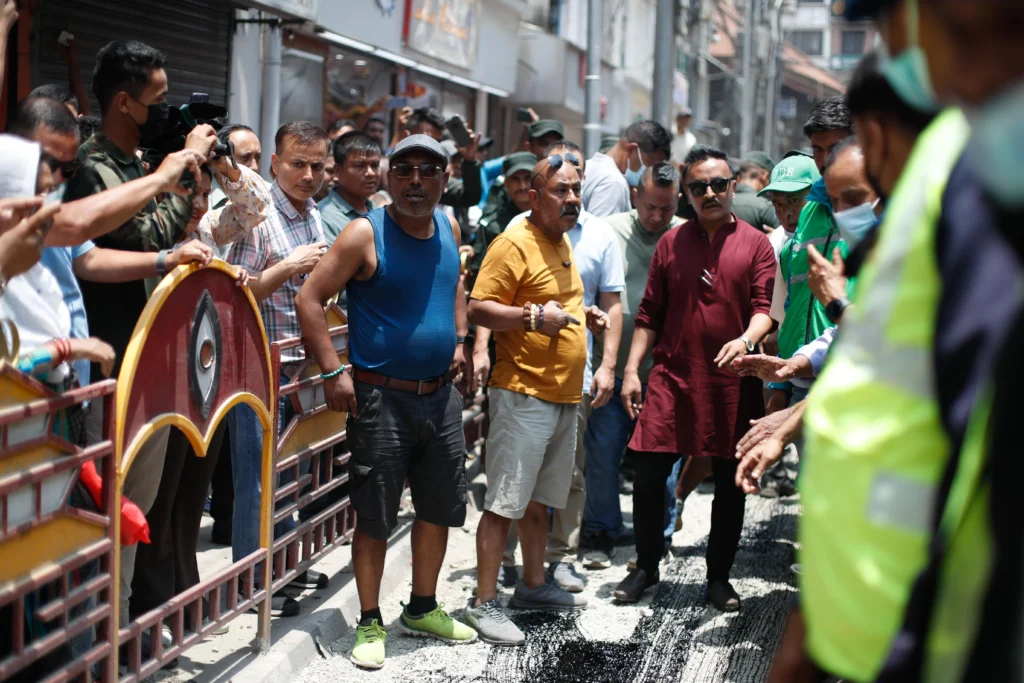 न्युरोडमा सडक विभाग र महानगर प्रहरीबिच विवाद