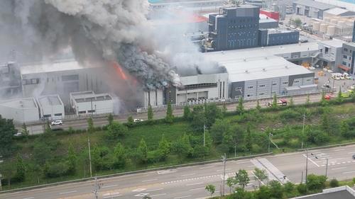 दक्षिण कोरियाको ब्याट्री प्लान्टमा आगलागी, कम्तीमा २० शव निकालिएको पुष्टि