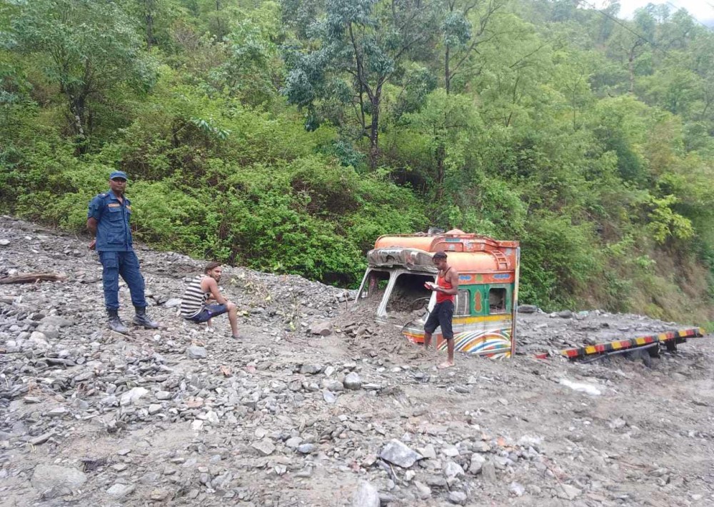 पहिरोले मध्यपहाडी लोकमार्गमा ट्रक पुरियो, चालक सकुशल