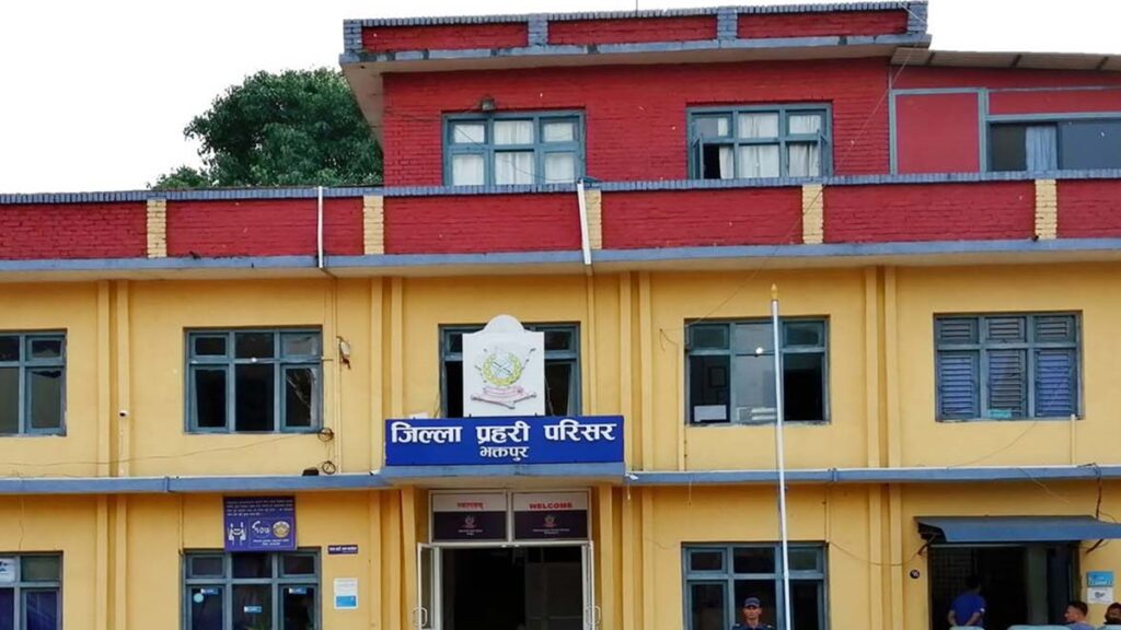 प्रहरी हुँ भन्दै भक्तपुरमा व्यवसायीको घरमा लुटपाट