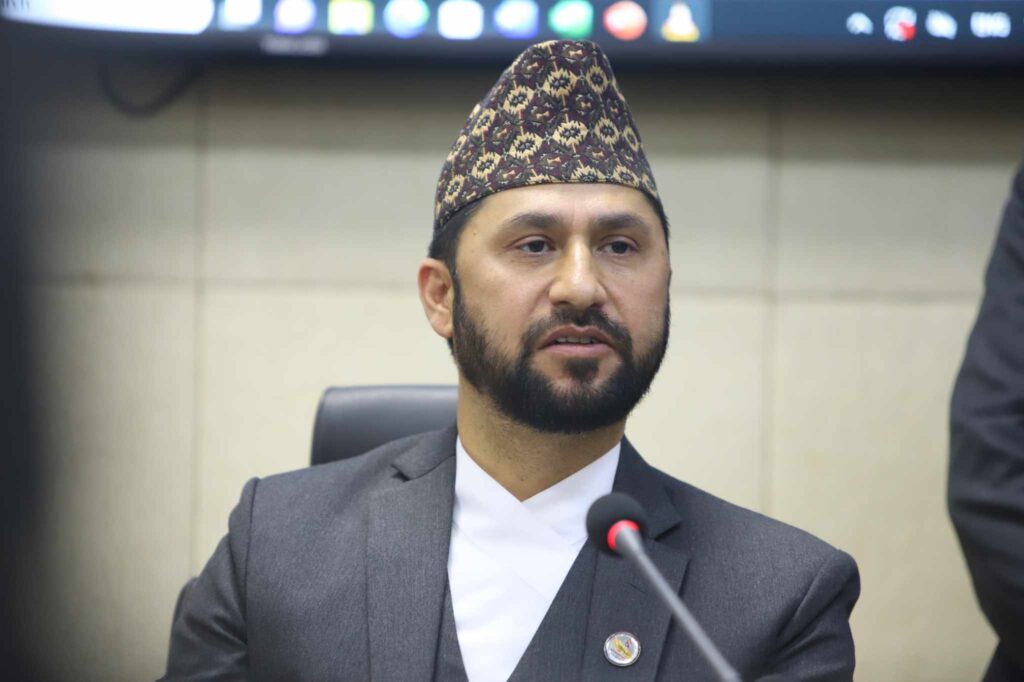 योगाभ्यासले सेवा प्रवाहमा प्रभावकारिता ल्याउँछ : गृहमन्त्री लामिछाने