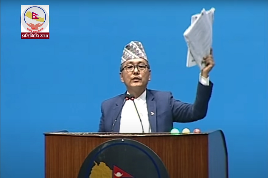 राजेन्द्र लिङ्देनले रोष्टममै च्याते बजेट पुस्तिका