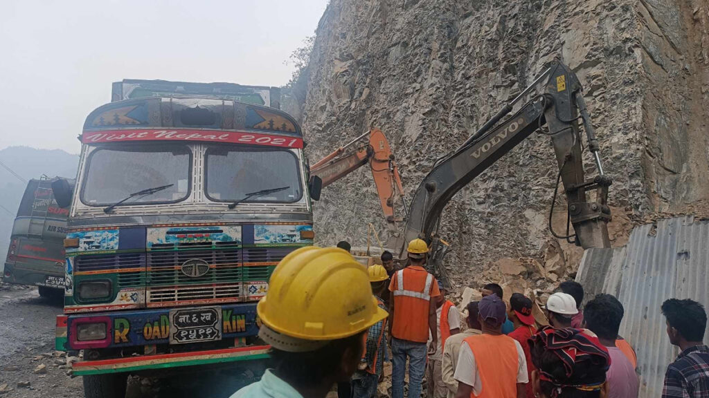 पृथ्वी राजमार्गको थर्पु–खैरेनीटार खण्ड एकतर्फी सञ्चालनमा