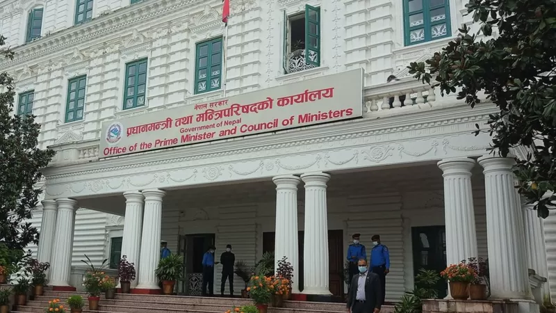 मुख्यसचिवको दौडमा को को छन् ?