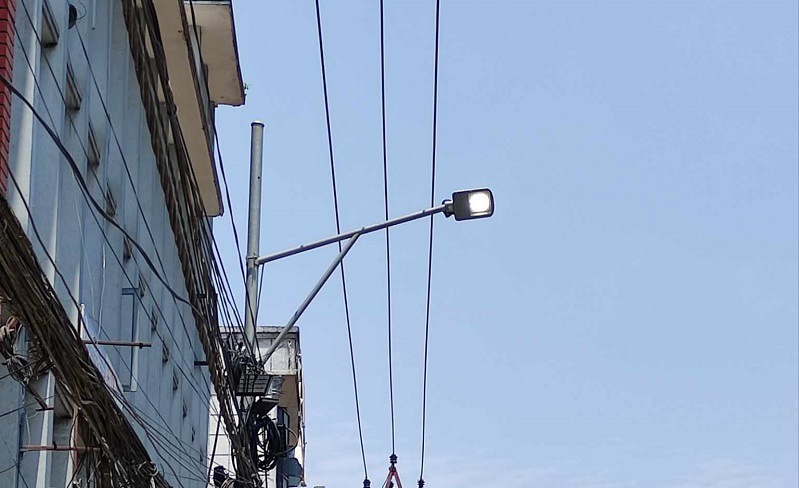 जावलाखेलबाट लगनखेलसम्मका सडक बत्ती दिनभरि बल्छन्, महानगरद्वारा बेवास्ता