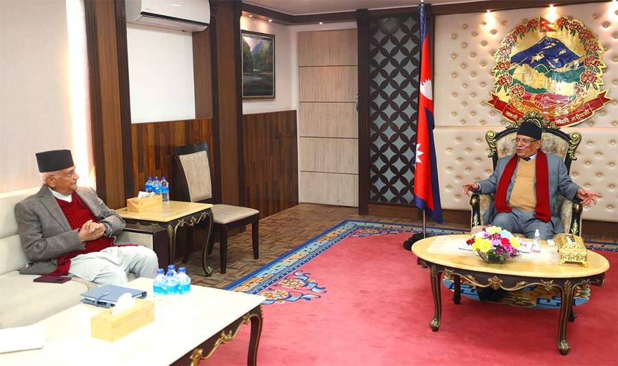 प्रधानमन्त्रीलाई भेट्न ओली बालुवाटारमा