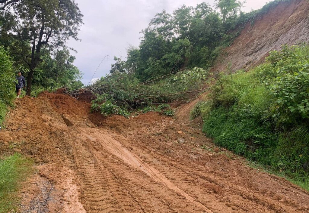 पहिरोले गोरखा-आँबुखैरेनी सडक अवरुद्ध