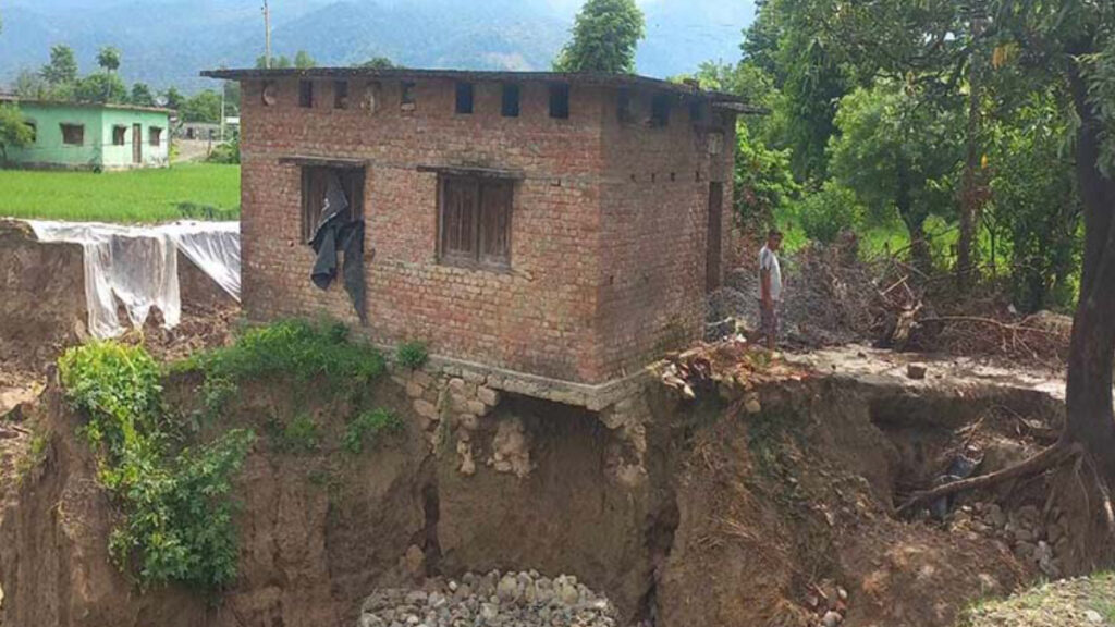 भीमदत्तका दर्जन घर कटानको जोखिममा