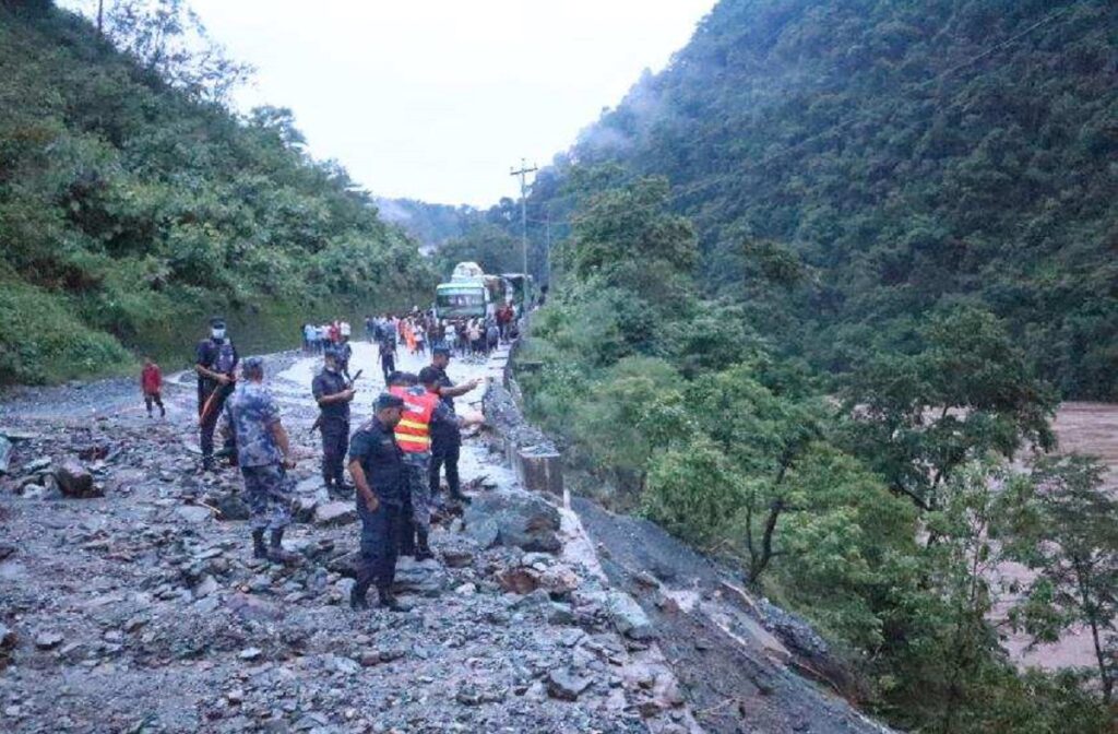 सिमलताल पहिरोमा ज्यान गुमाएका विकका परिवारलाई दुई लाख सहयोग