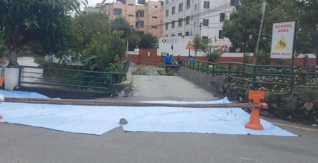 धोबीखोलाको बुद्धनगर–बबरमहल जोड्ने पुलमा आवागमन बन्द