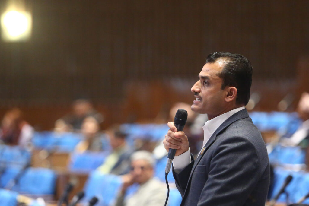 गिरिबन्धु प्रकरणमा आत्तिएर समीकरण परिवर्तन गर्नेले हामीलाई नैतिकता सिकाउने : माधव सापकोटा