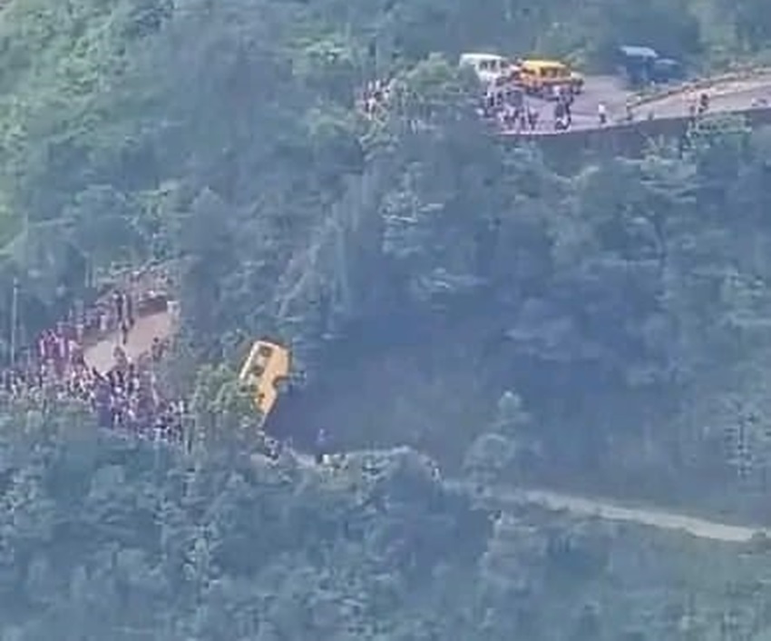 पोखरा स्कूल बस दुर्घटनामा एक जनाको मृत्यु, घाइतेहरुको उपचार हुँदै