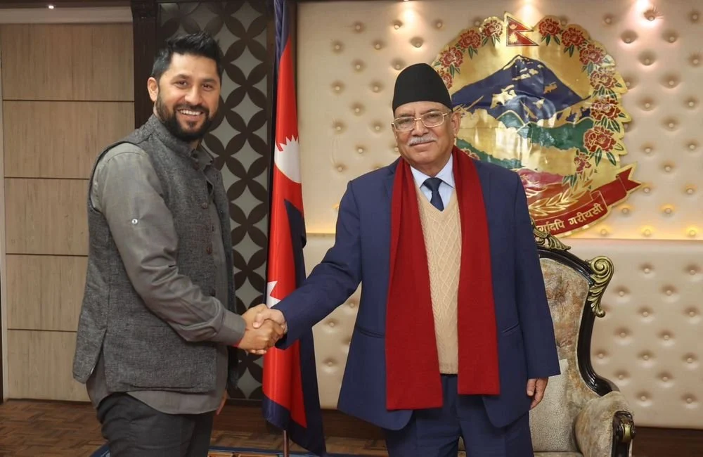 प्रधानमन्त्री भेट्न गृहमन्त्री लामिछाने प्रधानमन्त्री कार्यालयमा