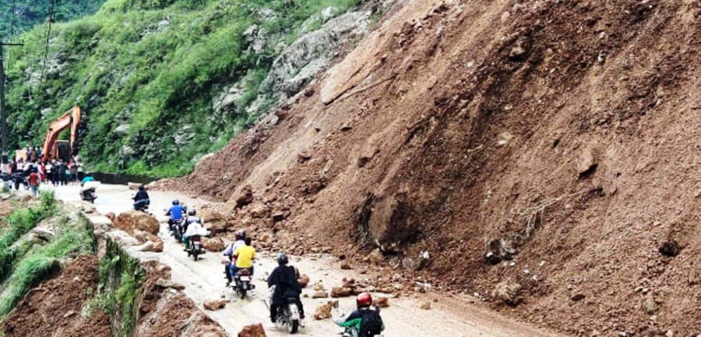 १४ घण्टादेखि अवरुद्ध अरनिको राजमार्ग एकतर्फी सञ्चालन