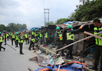 ललितपुर महानगरले भत्कायो बालकुमारीस्थित बागमती छेउको टहरा (तस्बिरहरू)