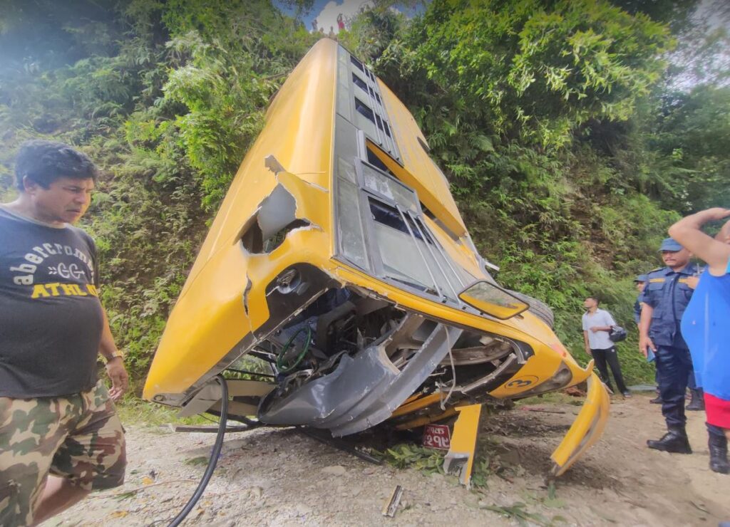 पोखरामा स्कुल बस दुर्घटनामा आमाछोराको मृत्यु