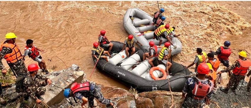 सिमलताल पहिरो : बिहानैदेखि बेपत्ता बस र यात्रुको खोजीमा जुटे सुरक्षाकर्मी
