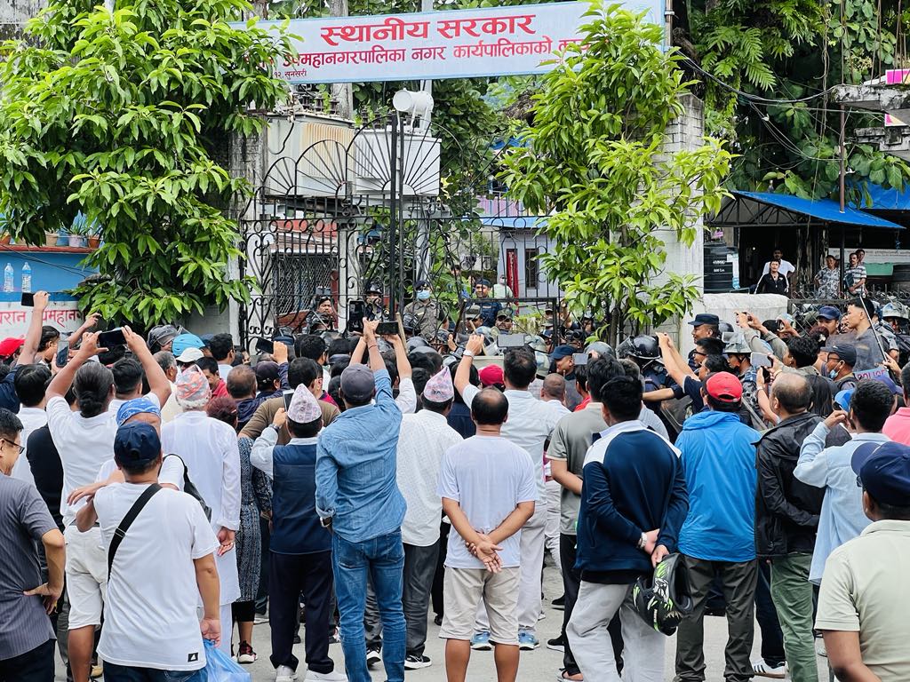 धरानका मेयर कार्यालय छिर्दा कर्मचारी बाहिरै, दलहरूले मूलगेट घेरे