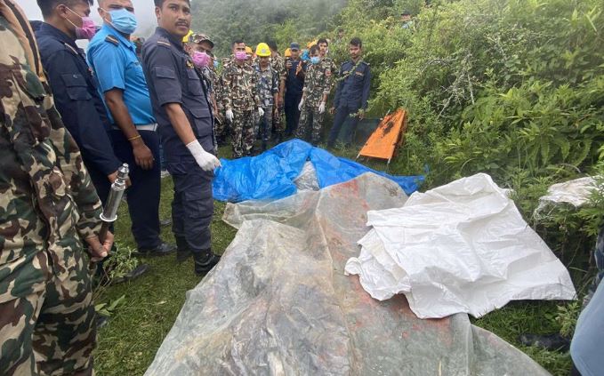 हेलिकप्टर दुर्घटनास्थलबाट पाँच जनाकै शव ल्याइँदै