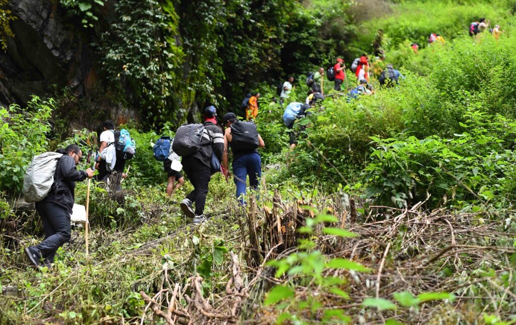 गोसाइँकुण्ड गएका दुई तीर्थयात्री लडेर घाइते