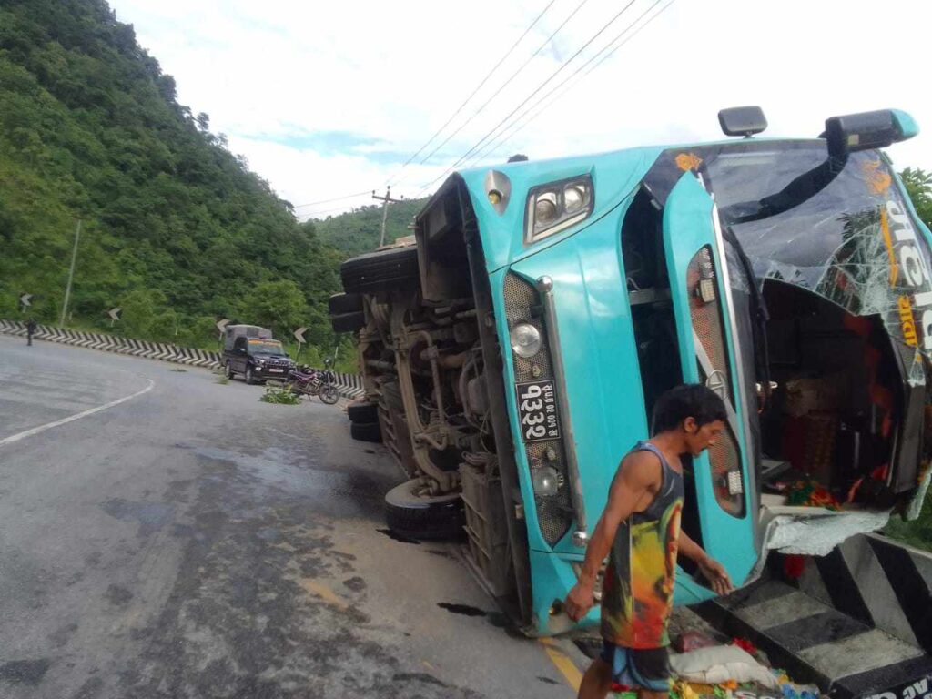 नारायणगढ–मुग्लिन सडकको घुमाउनेमा बस दुर्घटना, १० बढी घाइतेलाई अस्पताल लगियो