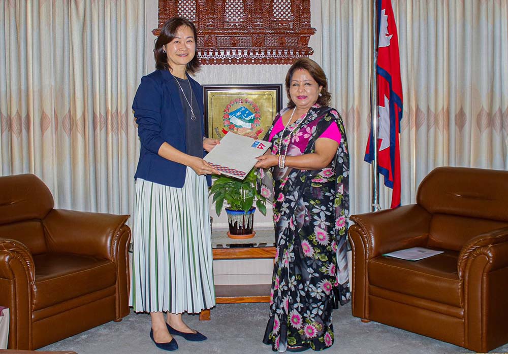 परराष्ट्रमन्त्रीसँग राष्ट्रसंघकी नेपाल प्रतिनिधि योकोसुकाद्वारा ओहोदाको प्रमाण पत्र पेश