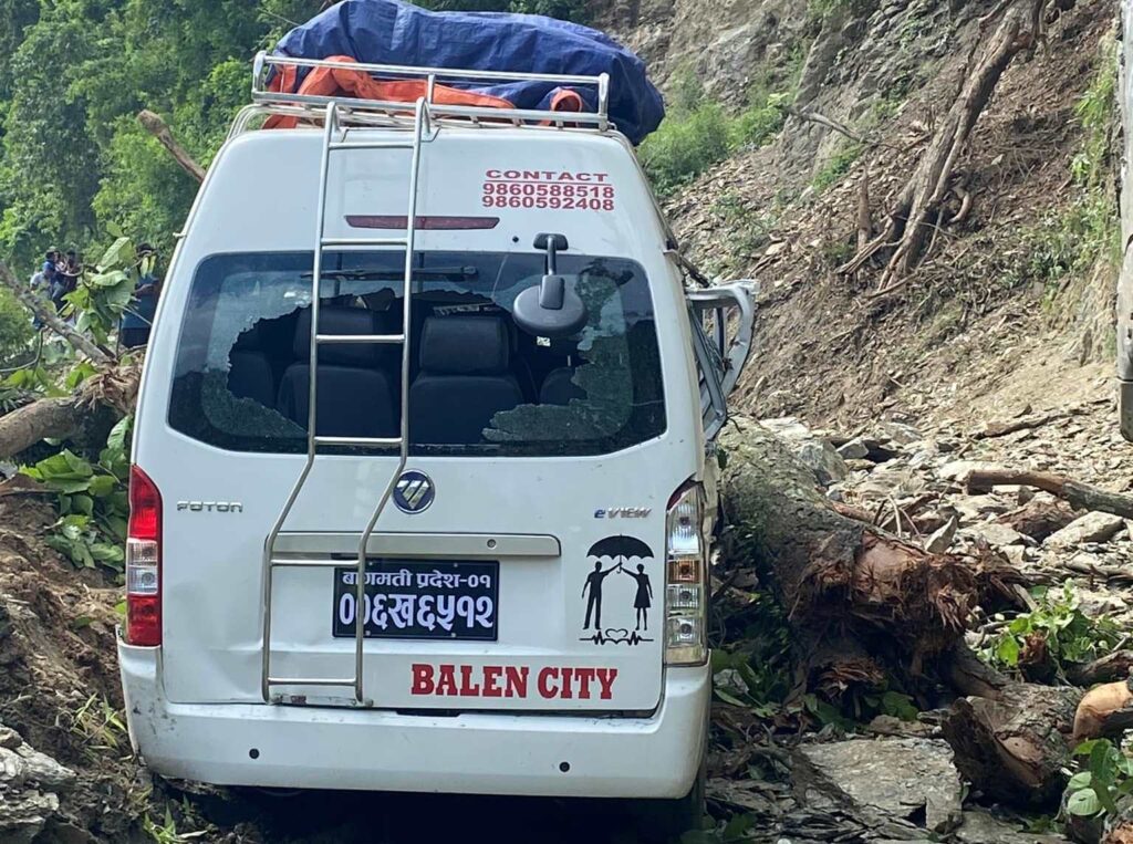 गुडिरहेको माइक्रोबसमा ढुङ्गा खस्दा दुईजना घाइते