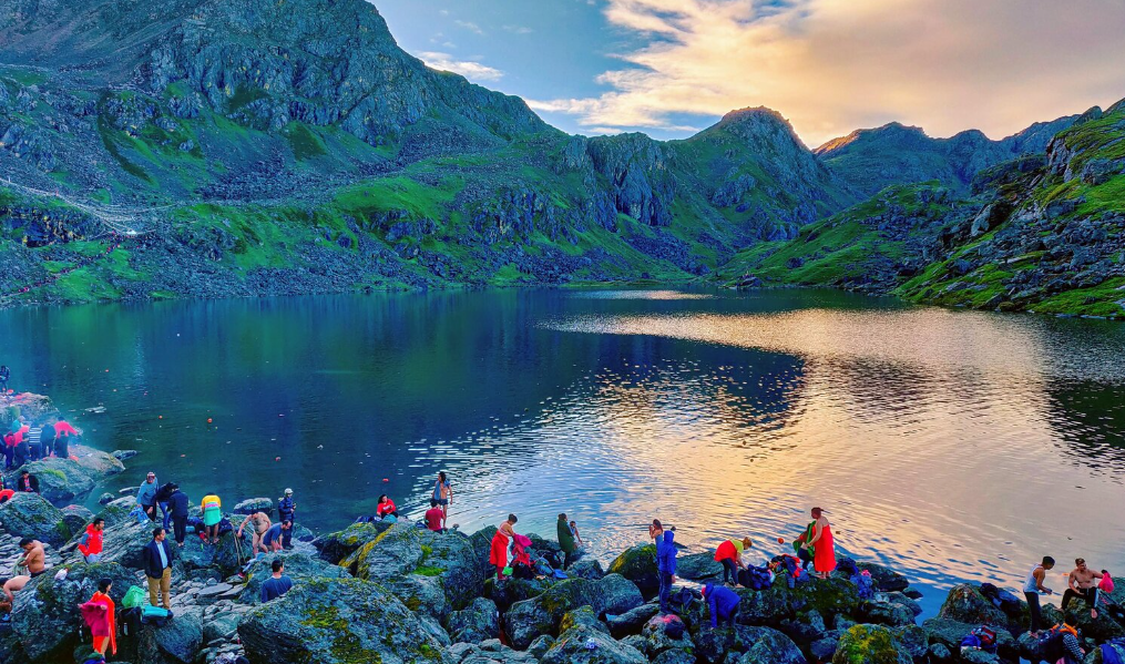 तीर्थयात्रीको उपचारका लागि गोसाइँकुण्डमा चिकित्सक टोली