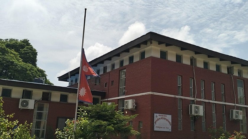 गायक कामतको शोकमा आधा झण्डा झुकाएर काम गर्दै मधेस सरकार