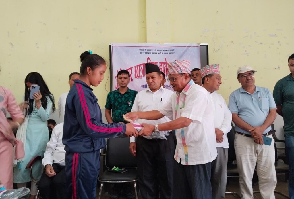 मन्थलीका तीन सय बढीलाई छात्रावृत्ति वितरण