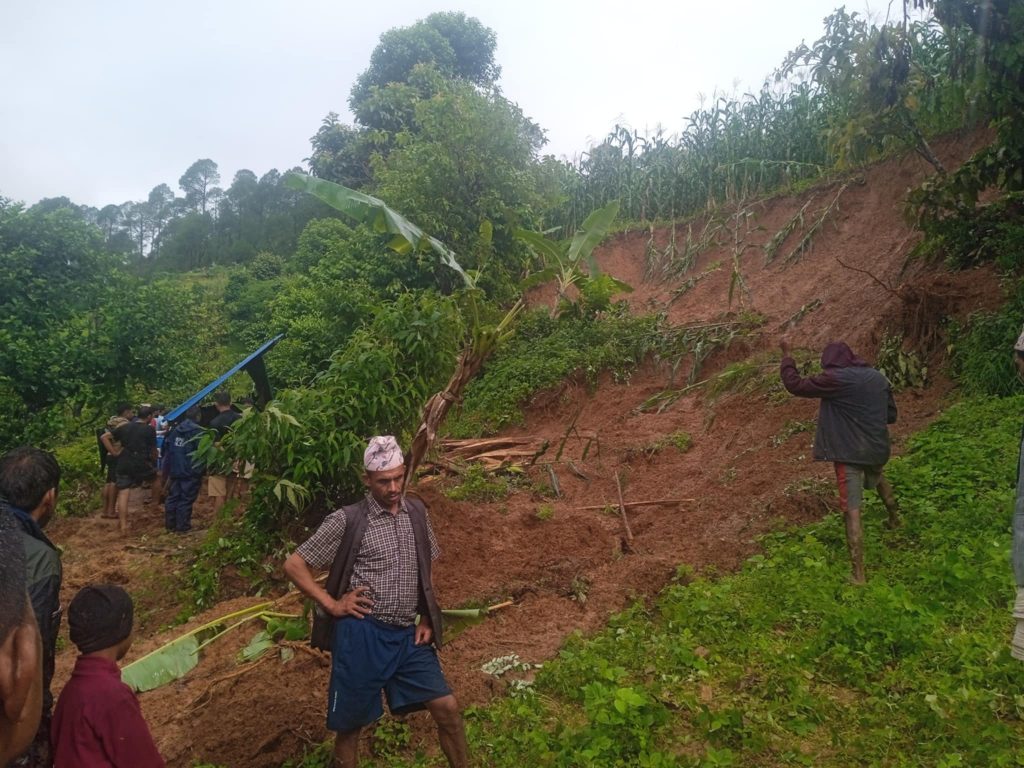 पहिरोले भूकम्प पीडितको अस्थायी टहरा पुरिँदा ३ जनाको मृत्यु