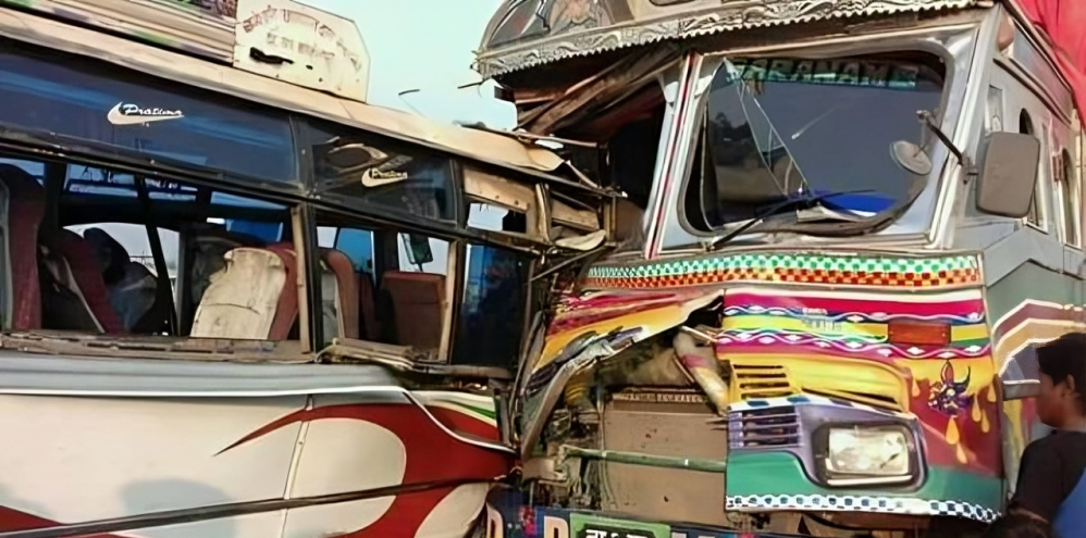 चितवनमा बस र ट्रक चितवनमा ठोक्किए, १० यात्रु घाइते