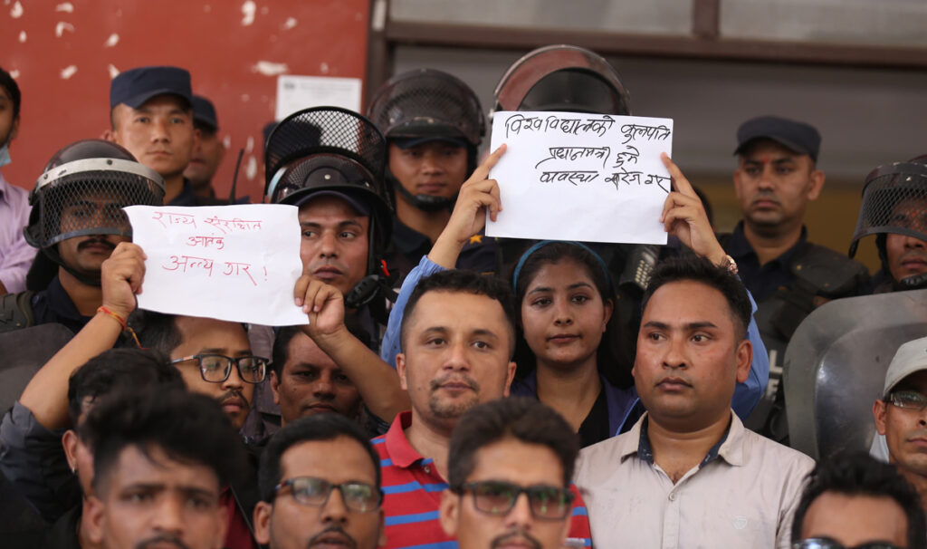 कुलपतिको विरोध गर्दै त्रिविमा विद्यार्थीको प्रदर्शन (तस्बिरहरू)